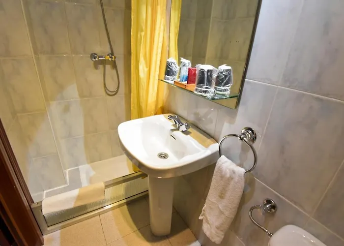 Cueva De Valporquero Hostel *